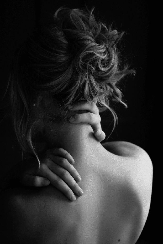 Femme photographiée de dos dans une ambiance boudoir en noir et blanc