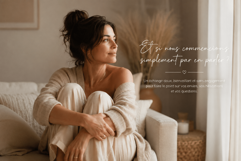 Femme assise près d’une fenêtre invitée à parler de ses envies avant une séance photo boudoir