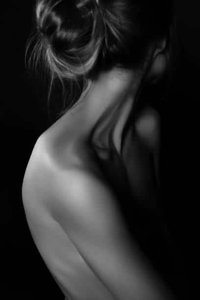Silhouette féminine en lumière douce lors d’une séance photo boudoir à Tourcoing